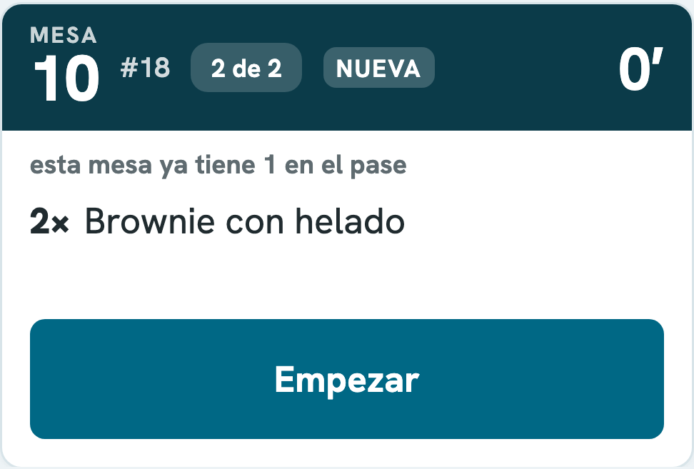 Una mesa con varias comandas